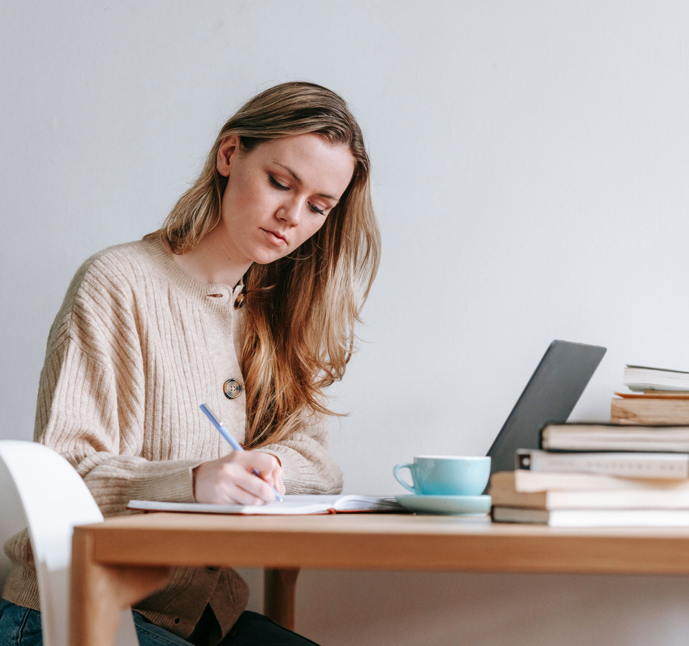 Девушка готовится к IELTS — заметки, ноутбук и книги