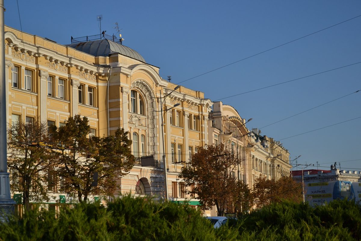 Класична архітектура центру Харкова сонячного дня